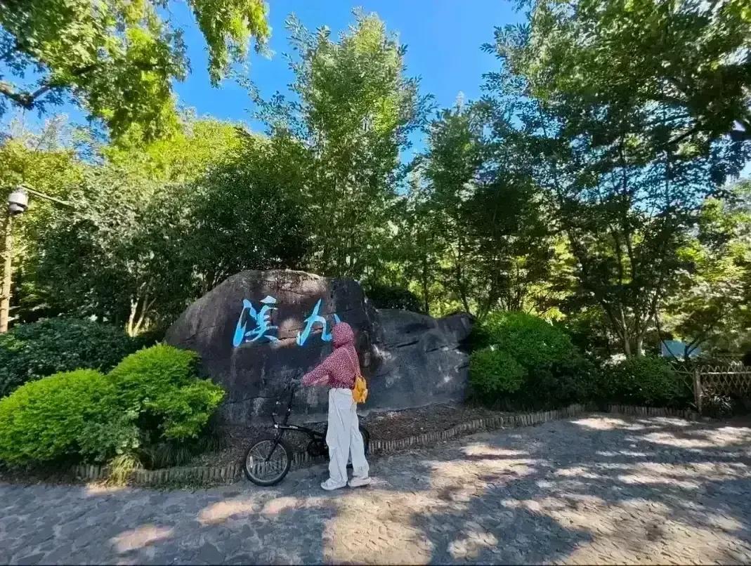 单车旅行，是一种独特而令人向往的旅行方式，它能给我带来很多乐趣：杭州西湖环游