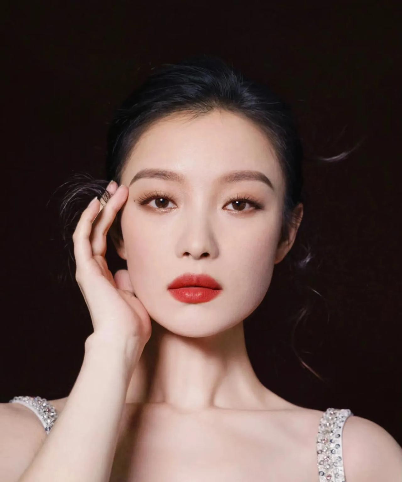 她每次红毯造型都绝绝子，这次玫瑰高定更是美出新高度。你们觉得倪妮哪次红毯造型最惊