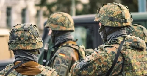 【“若发生武装冲突，德国应征召女性和退休人员入伍担任司机”】7月21日，德
