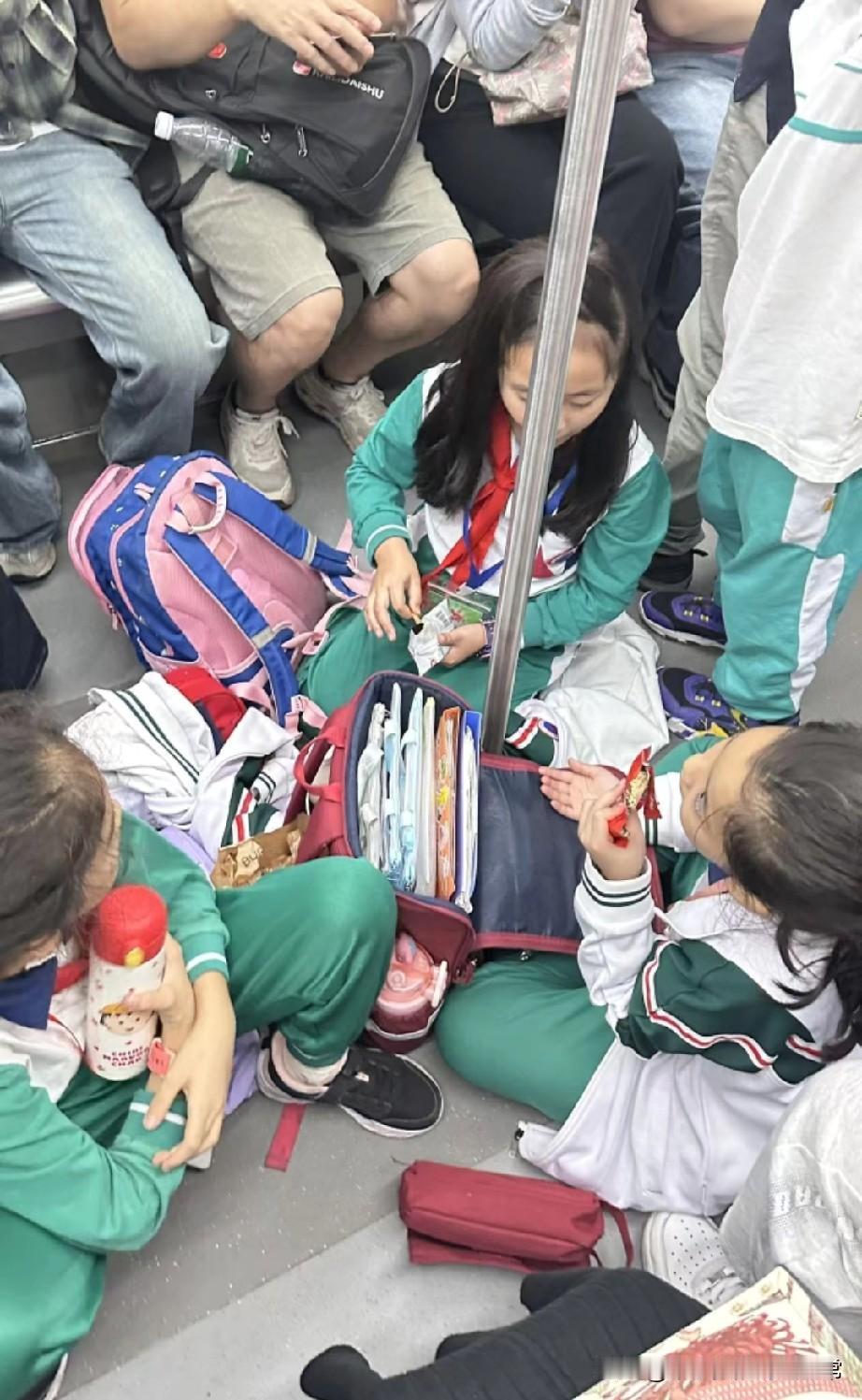 广州地铁里的校服娃留下一地狼藉,是教育漏了啥地铁本是文明窗口,可广州这班地