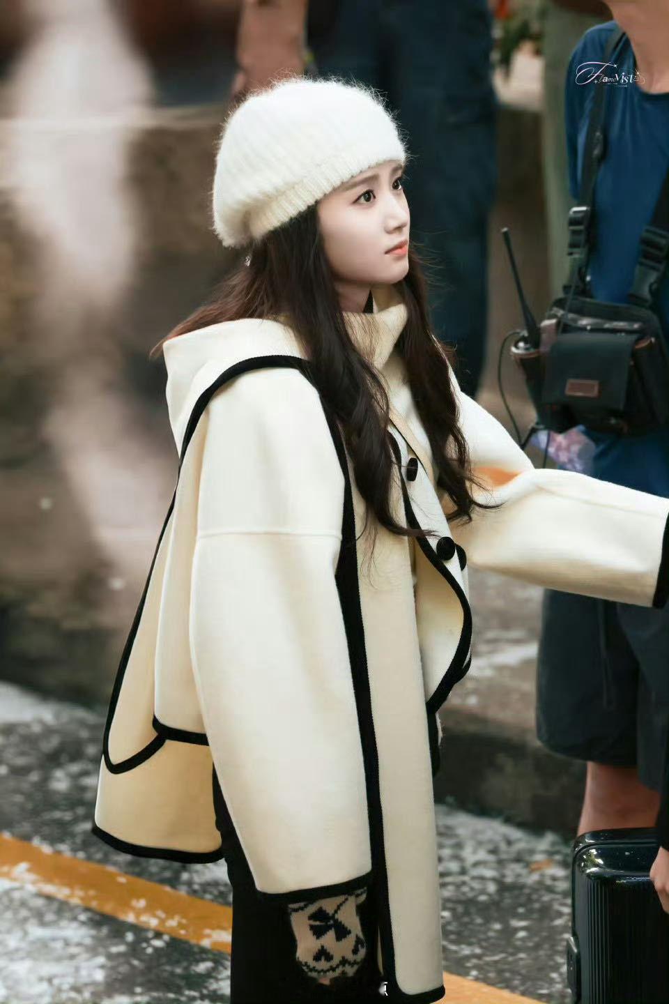 被卢昱晓折月亮路透美到了 卢昱晓云厘的造型有一种邻家感，给人一种大大方方松弛的美