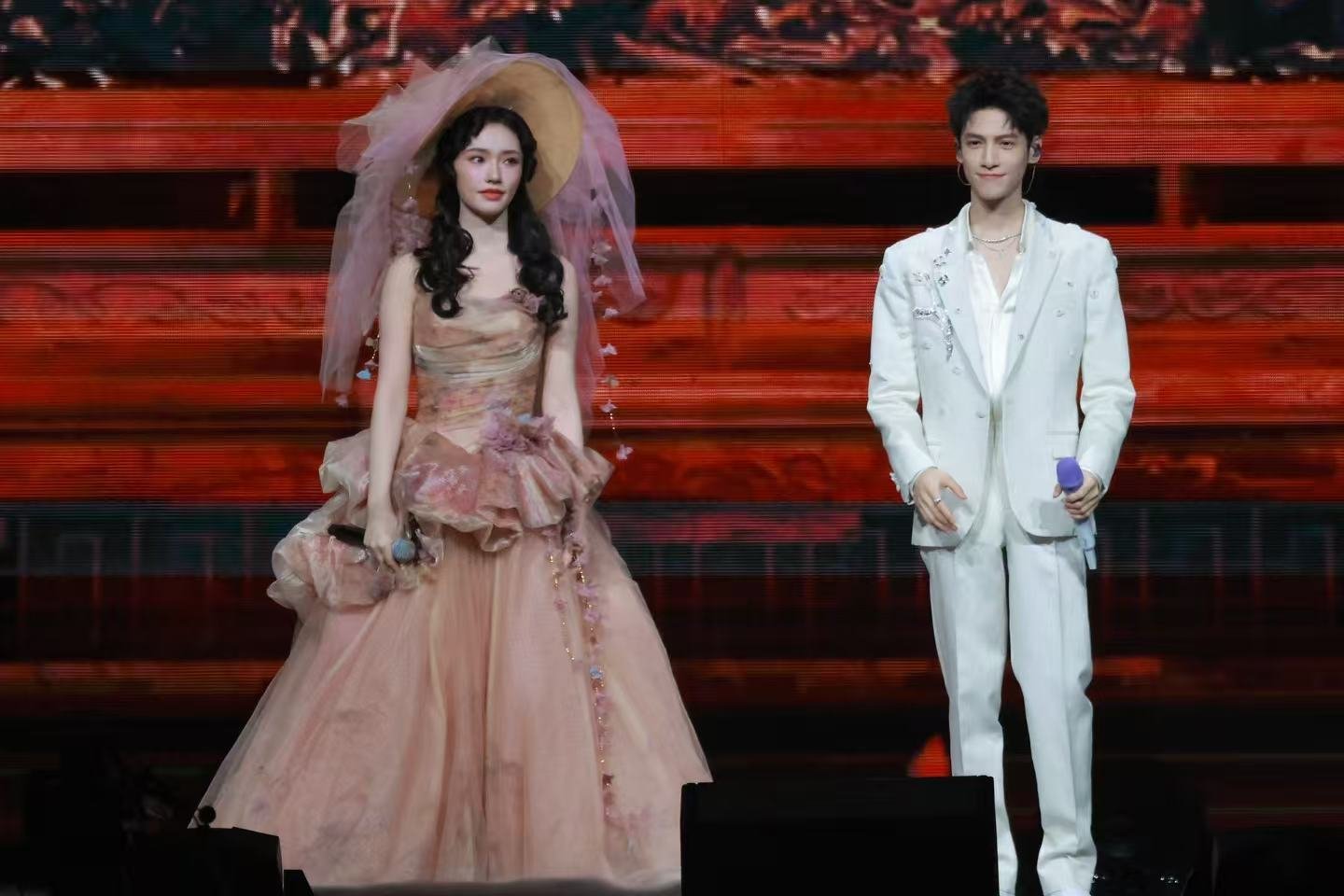 林允罗云熙舞台像童话画面粉色纱裙翩跹，白色西装清雅，林允与罗云熙的舞台同框如诗