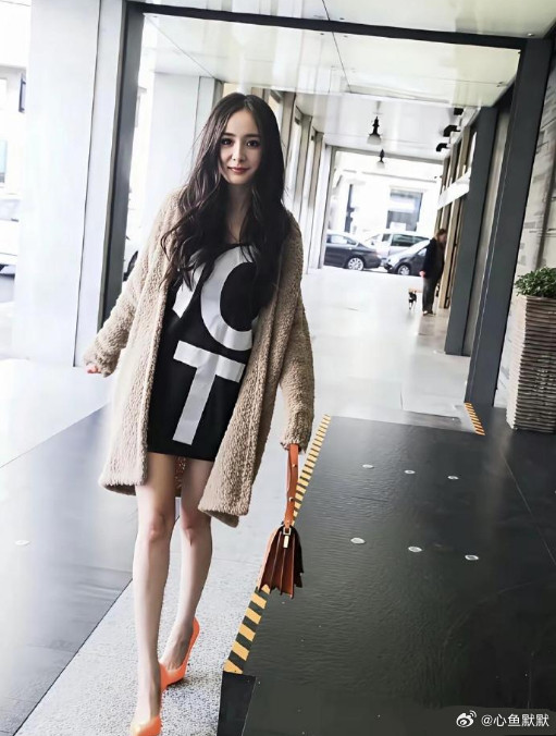 杨幂年轻时候的机场照很真实啊，尤其第一张穿着平底鞋，身材比例好好​​​