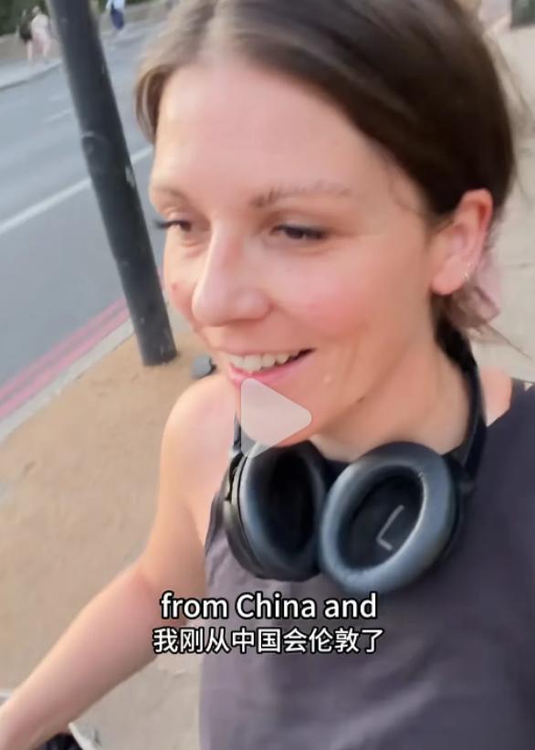 笑喷了，一英国女子觉得成都太热，就坐飞机回英国伦敦去了，没有想到的是，一下飞机，