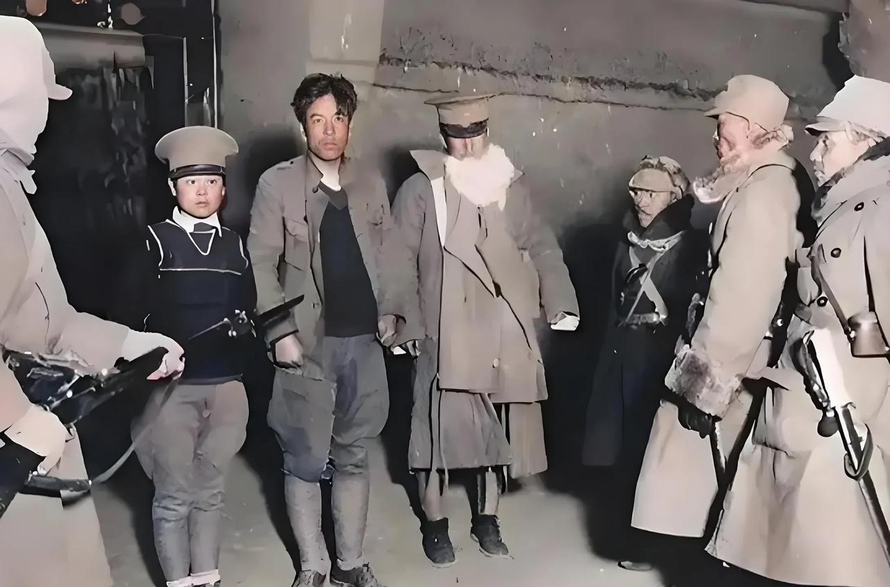 1934年10月，照片上是被日本关东军俘虏的三名东北抗日联军战士。其中左边身材较
