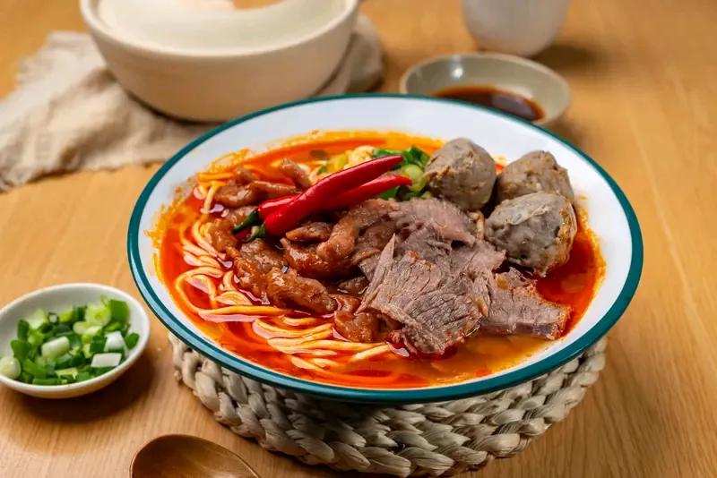 五分钱就能买一个鸡蛋，一碗牛肉面一块五毛钱，还送鸡蛋送小菜呢，那牛肉面里有四五片