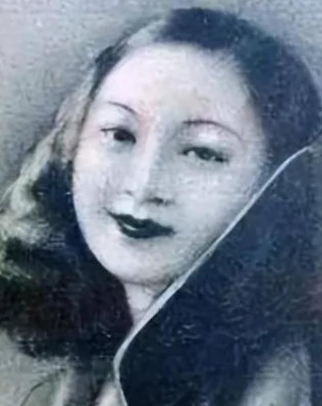 1952年秋，青岛名妓于文卿被押公审。由于裤腰里缝满了搜刮来的金戒太重，导致裤子