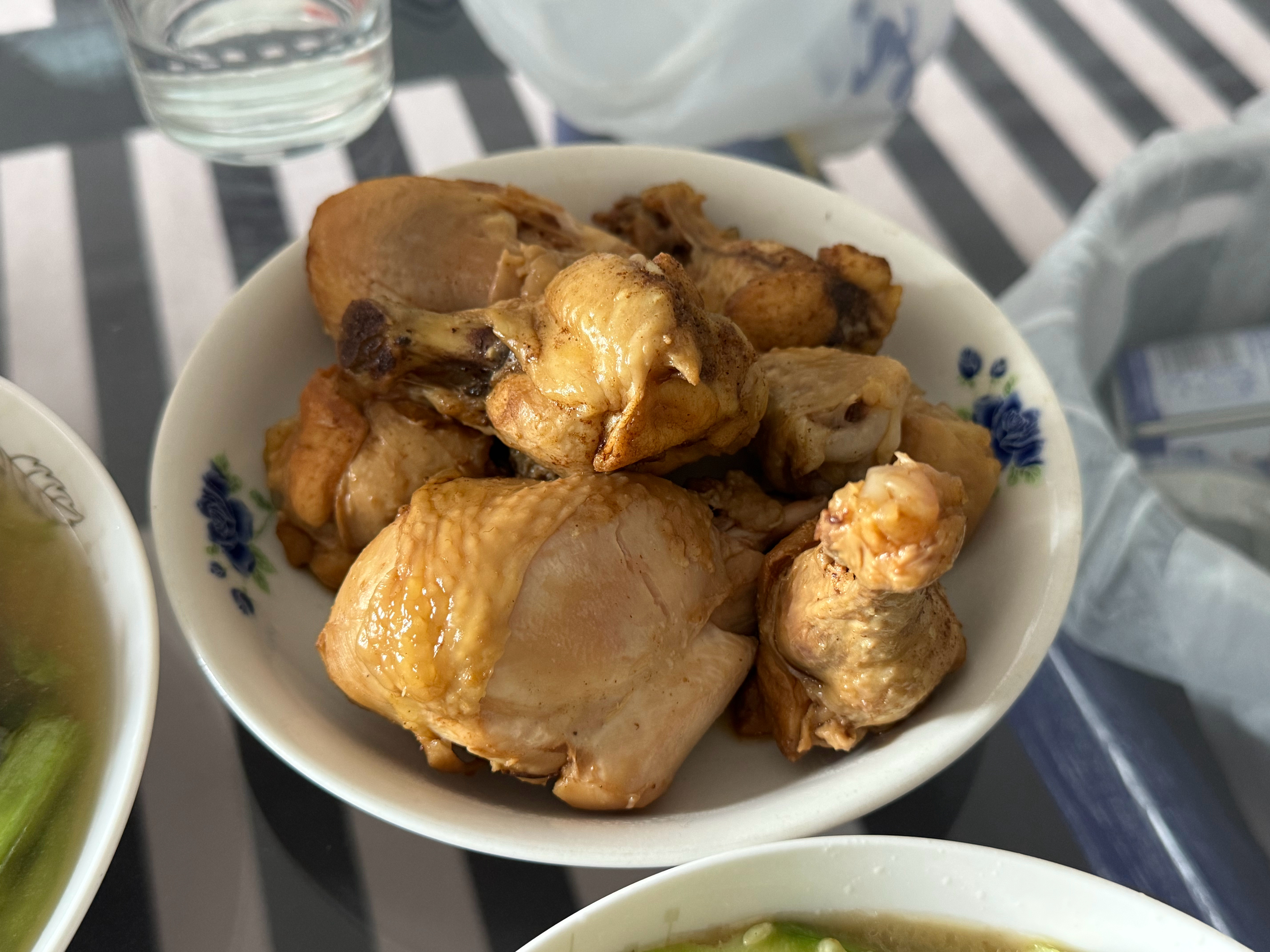 开饭了，今天吃鸡腿饭～