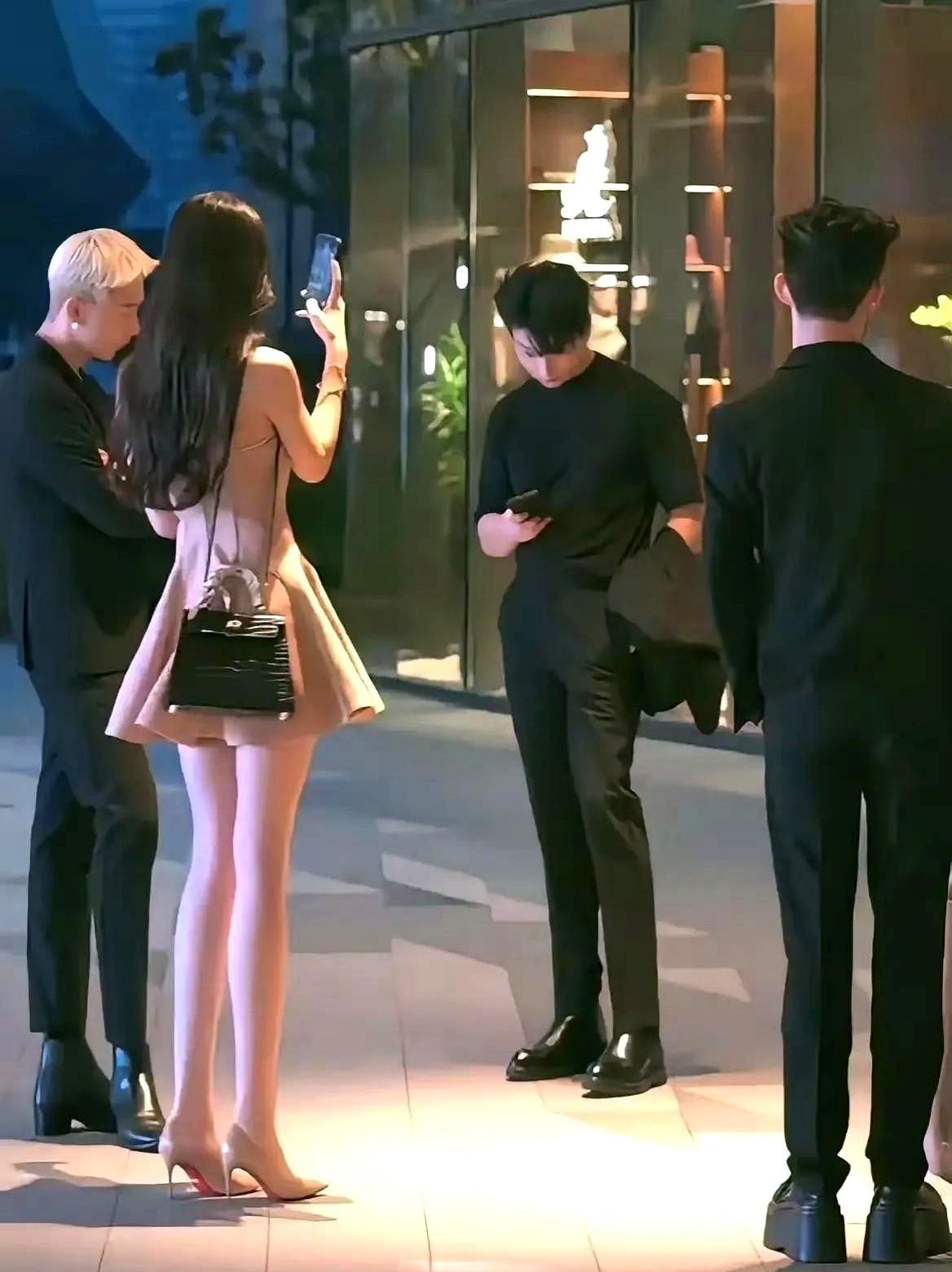 这是哪家的公主和公子？身材管理真的非常优秀了，走在街上就是个显眼包。特步小公