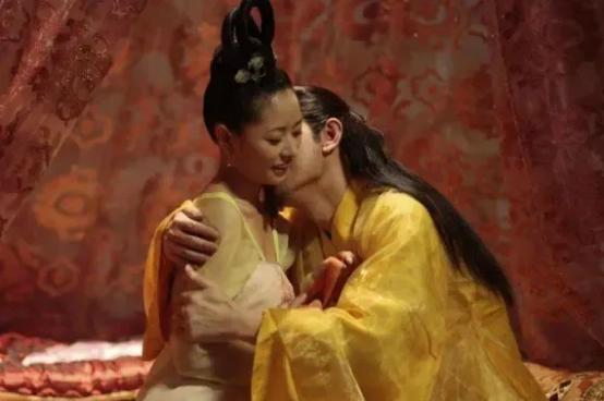 1685年的一个晚上，康熙喝得醉醺醺，误入辛者库。万琉哈氏刚把最后一盆衣服晾