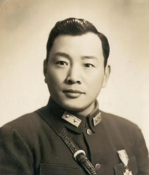 1949年年底，重庆即将沦陷，蒋介石召集核心将领秘密商议“保留实力”的最后一条路