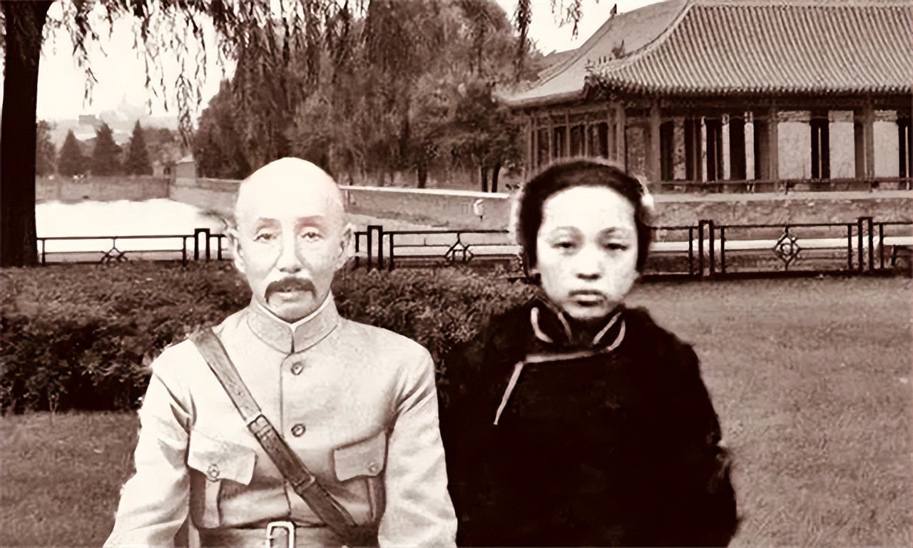 1923年，年近五旬的张作霖刚到天津，偶遇一个身材婀娜的年轻女孩，随从说：“一脸