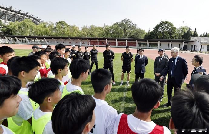 温格来华分享青训经验 5月12日，中国足球协会主席宋凯在京会见了到访的国际足