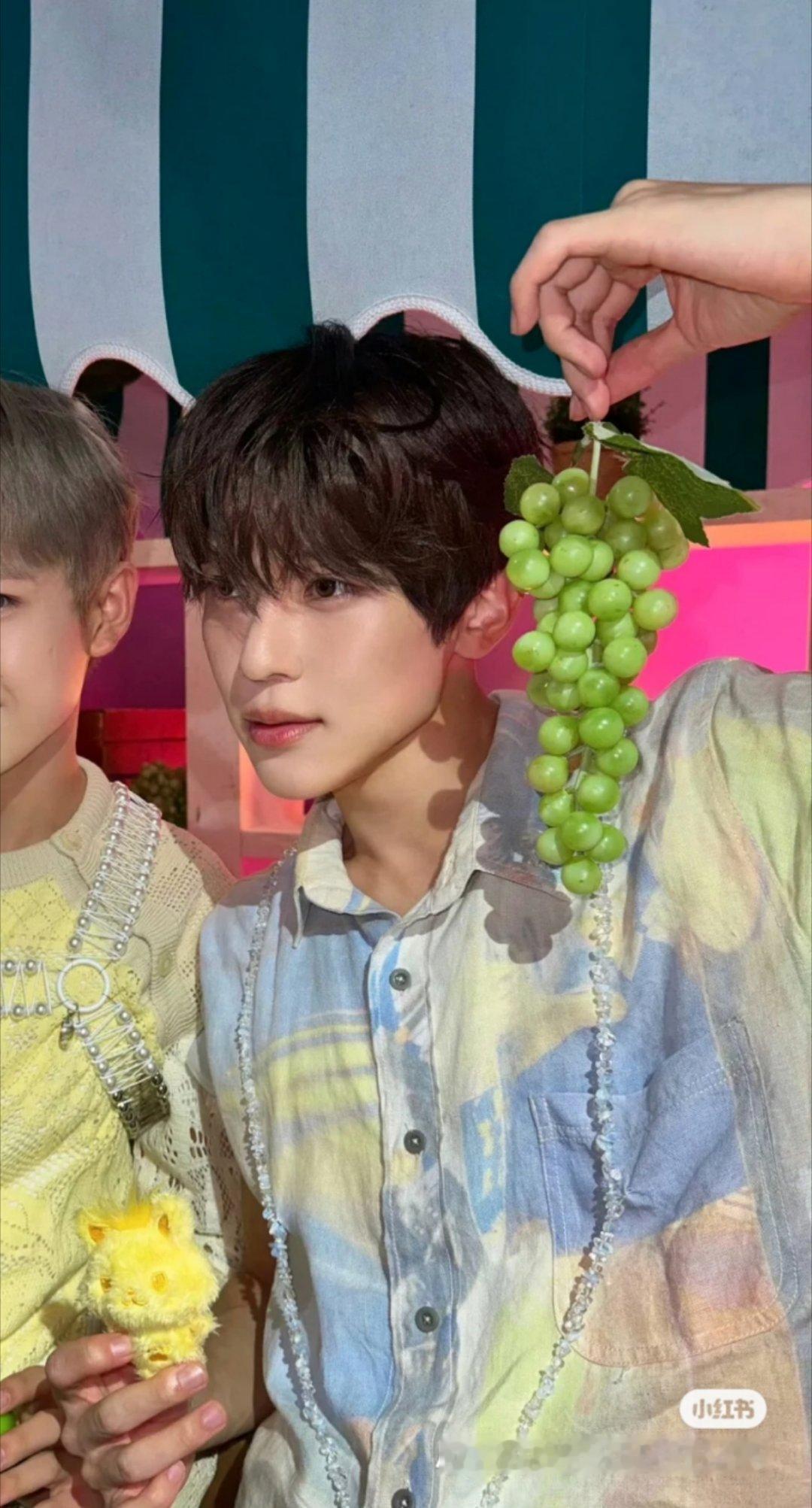 当时光顾着看着脸了。完全没注意到手上还有黄薯