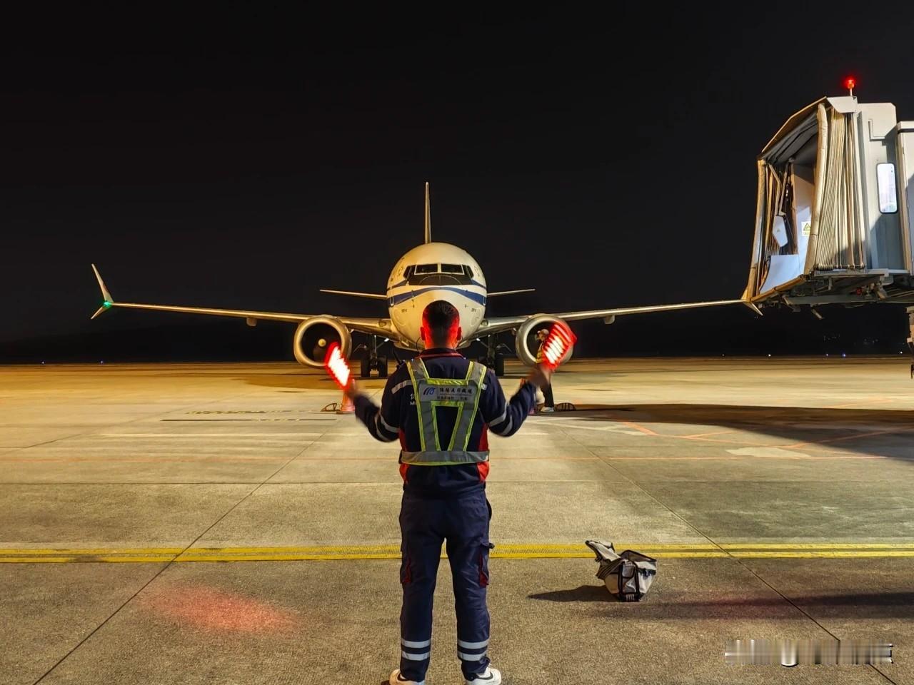 祝贺绵阳机场年旅客吞吐量突破三百万人次！11月21日，随着绵阳-北京CA14