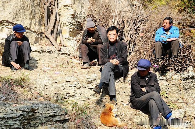 最近听闻五台山有尼姑利用美貌吸引男香客，还伸手要香钱，这事儿真让人无语。出家人本