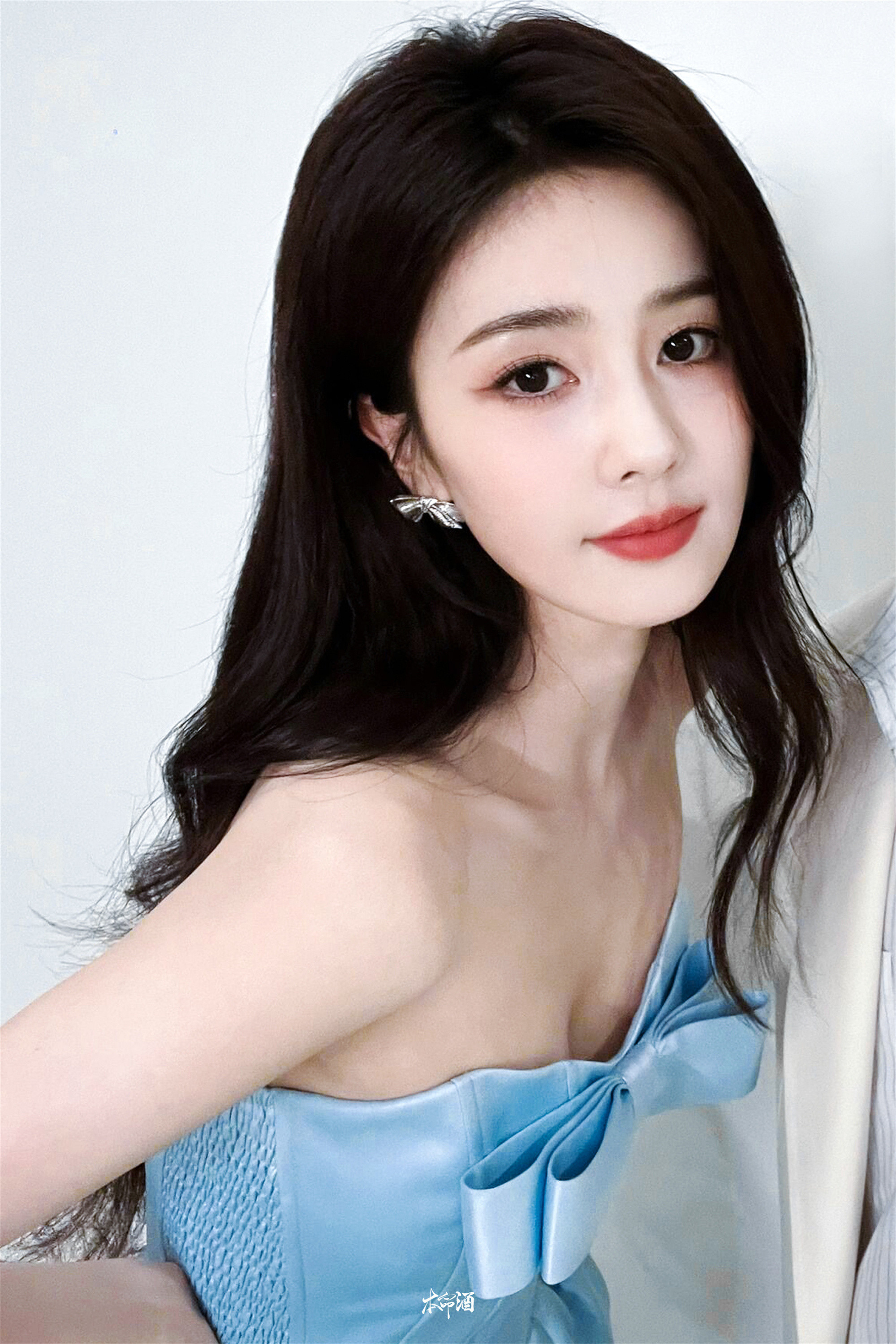 白鹿侧颜好优越