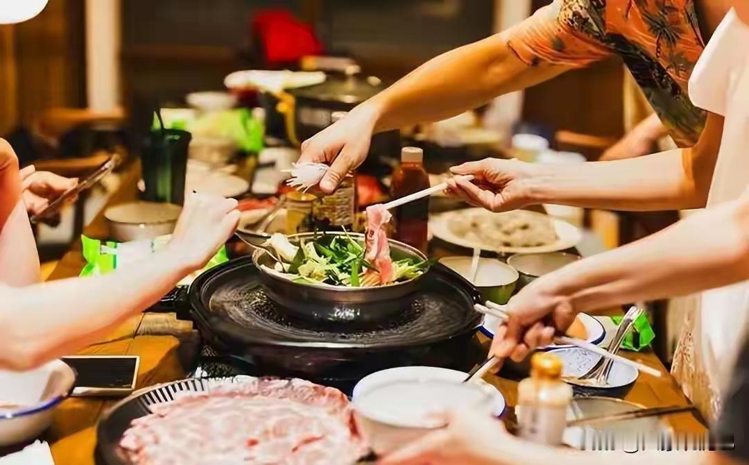 并非缺顾客！全国火锅店陷入＂倒闭潮＂，而是自己把自己搞垮了！曾经，开火锅店