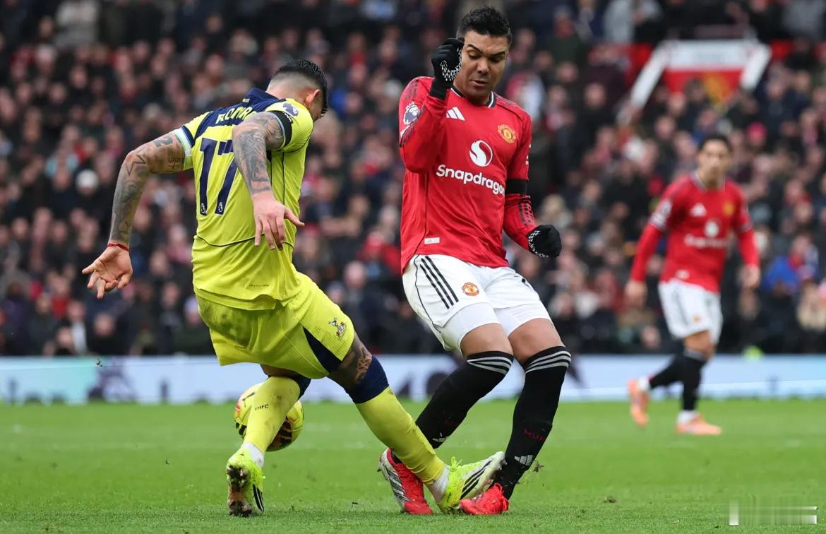 曼联2比0热刺一个总吃牌的后卫，肯定不能算是顶级后卫。真正的世界顶级后卫，尤其