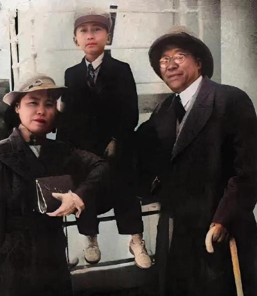 1949年9月6日午夜，重庆松林坡戴公馆，特务杨进兴等人将杨虎城和他的儿子杨拯中