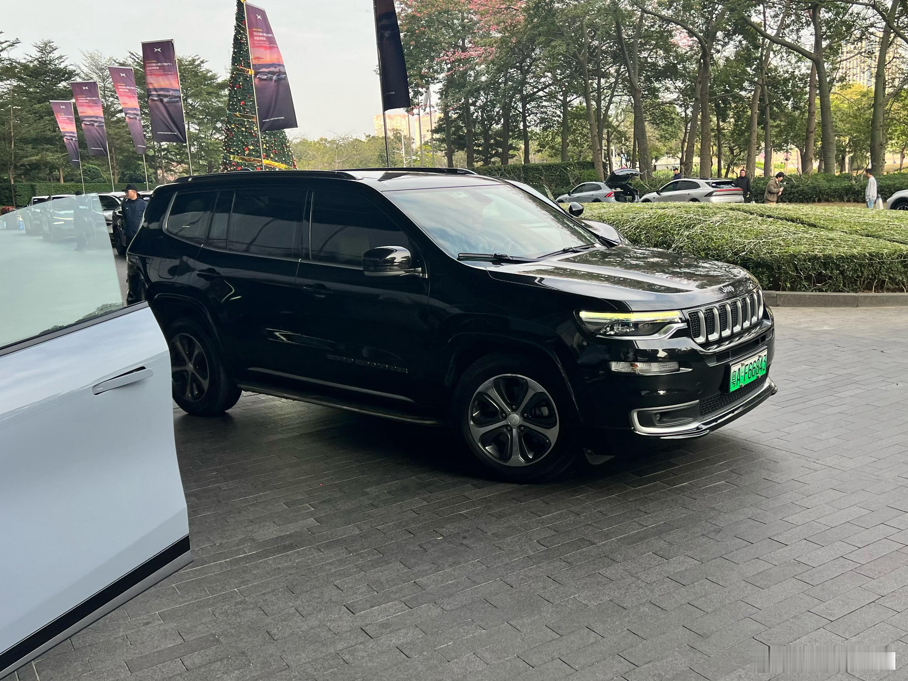 好家伙，广汽菲克的Jeep大指挥官，还是绿牌插混的！被动限量汽车王者……感觉维修