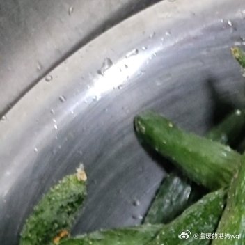 黄瓜就是黄瓜，不过是黄瓜蘸猪口水这乃是凉菜之首呢​​​