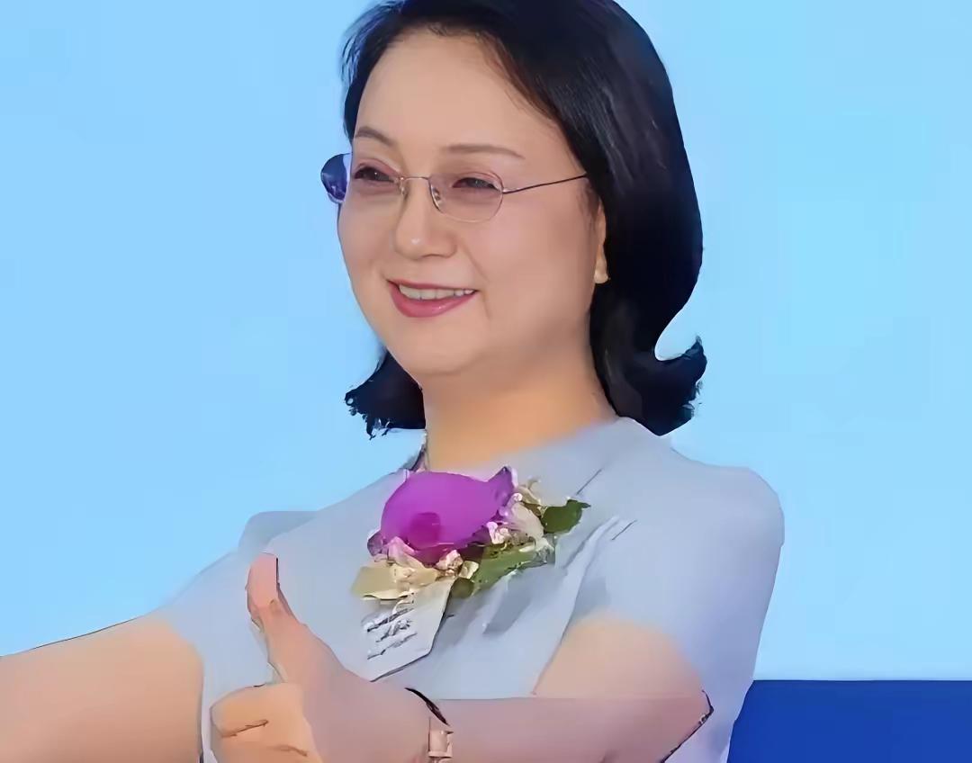万万没想到!中国女首富换了!875亿的宗馥莉,居然被挤下!取而代之的是64岁