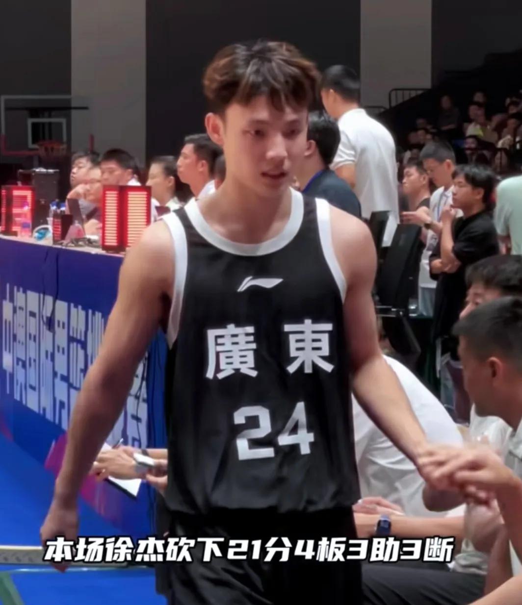得分，助攻，篮板，抢断，指挥队友站位，球场上的徐杰无所不在，无所不能。这次广东