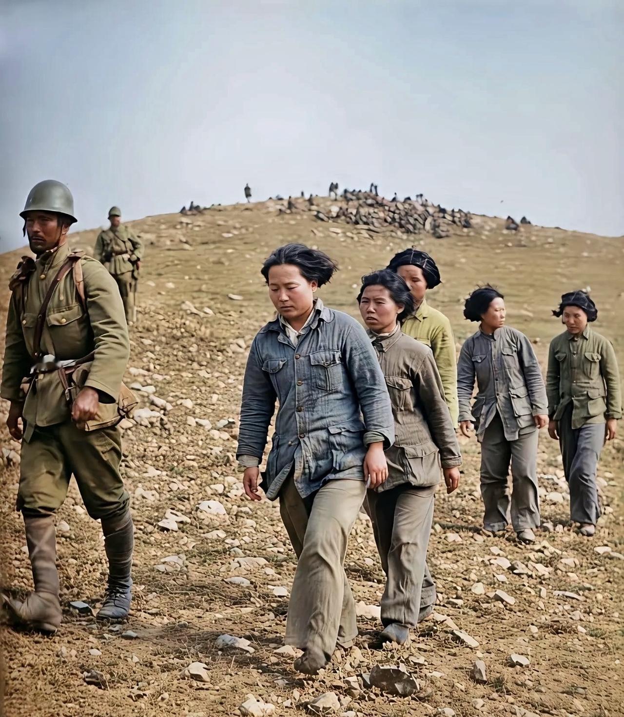 这张照片，记录了1938年徐州会战中，被日军俘虏的中国军队女兵被押解的场景也可能