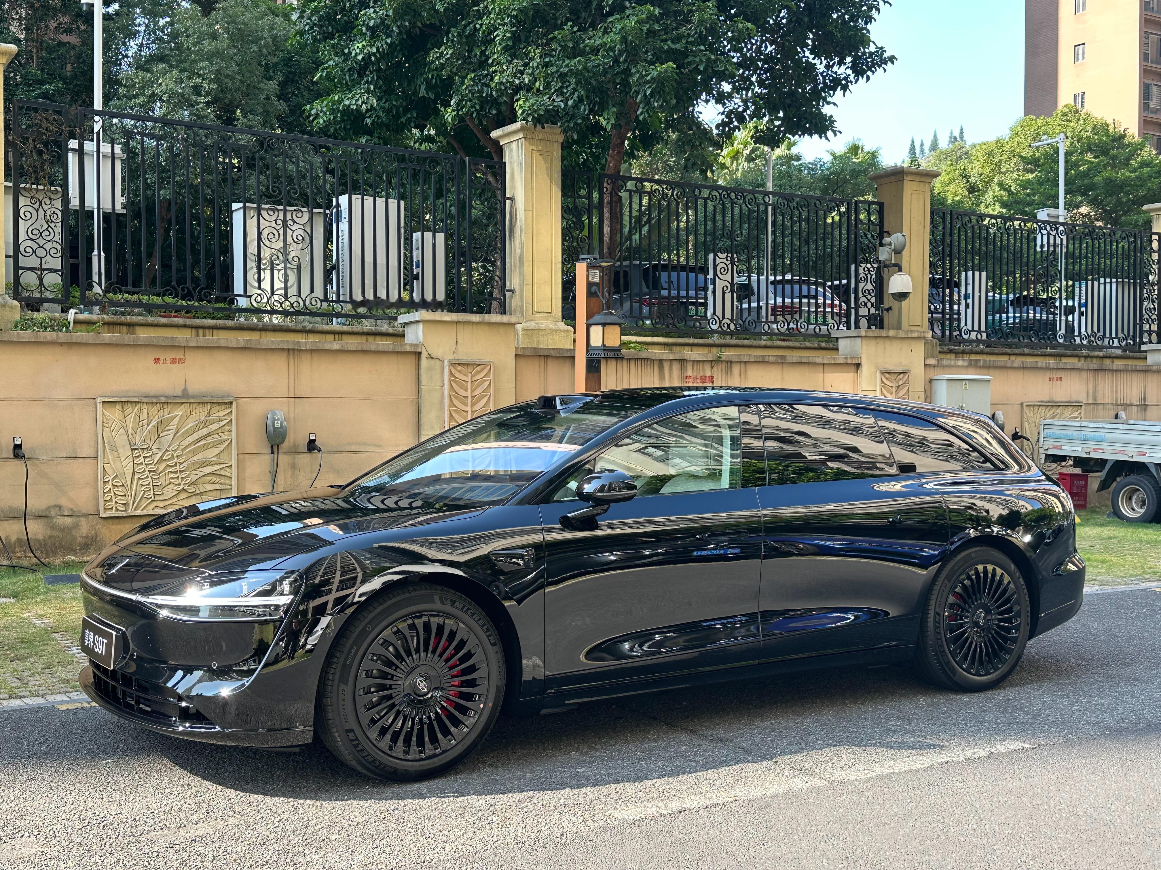 享界S9T为什么好看？首先车身比例遵循“黄金法则”，宽高比、轮轴比都是精确计算过