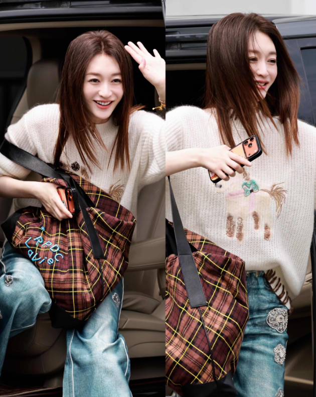 李小冉太冻龄了这次的造型也太有女大感了软乎乎的奶白小马毛衣搭配镶钻牛仔裤，又甜