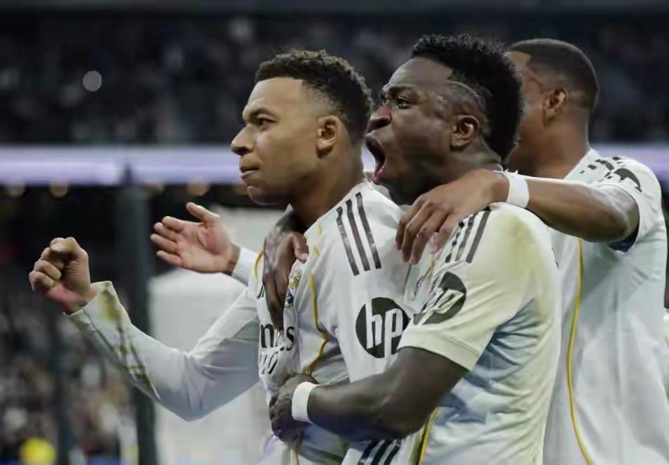 皇马被淘汰，卡马文加的表现简直就是“犯罪”，他是皇马被淘汰的“罪人”……！皇