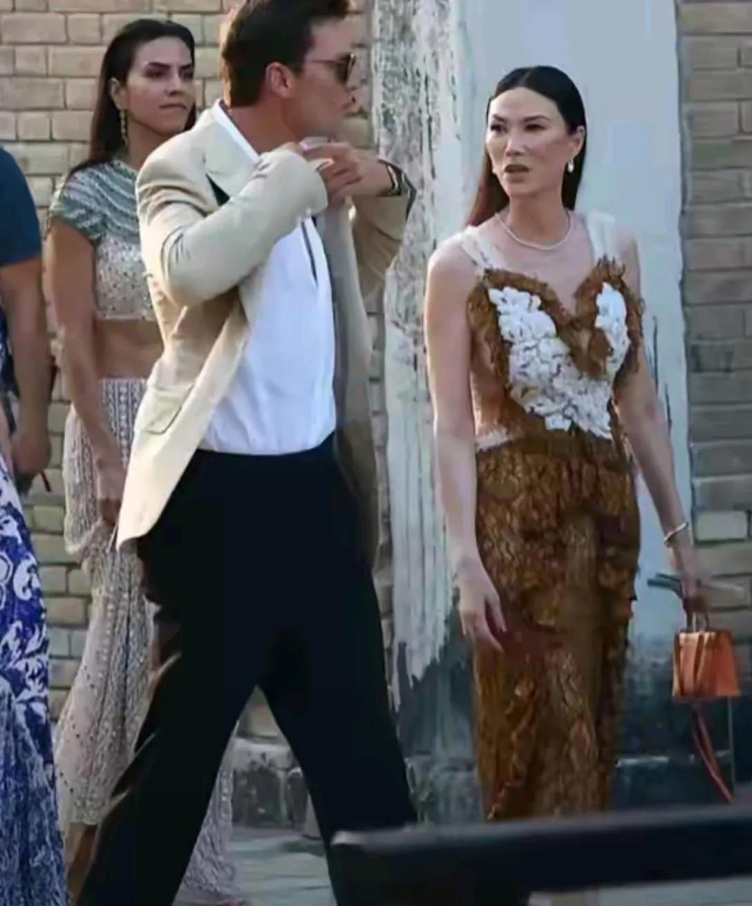 说实话，邓文迪颧骨高，面相凶，身材一般，衣品一般，容貌更是一般，但智商高，情商高