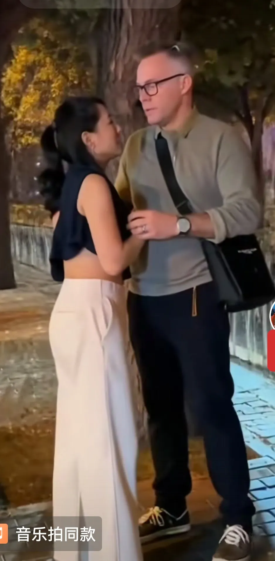都说欧美男人喜欢东方女性，好多跑到中国找女人，还特别好找，就是那些半大老头都能找