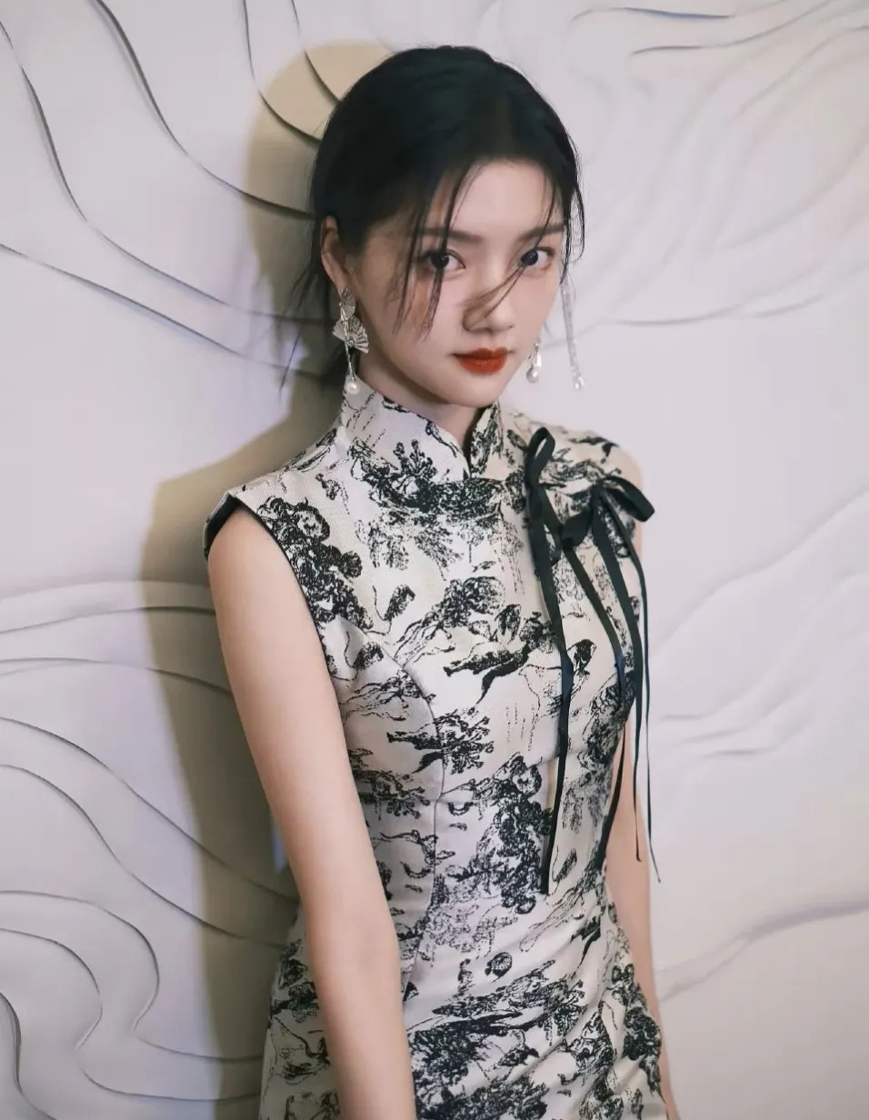 任敏新中式水墨旗袍，小小只穿旗袍也别有韵味。