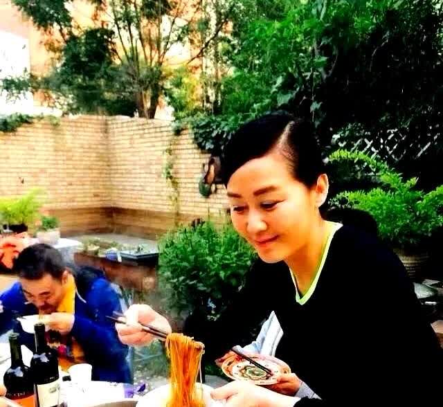 她定居美国这么多年了，都不回国了吗？不知道她是不是住在洛杉矶，如果是就有