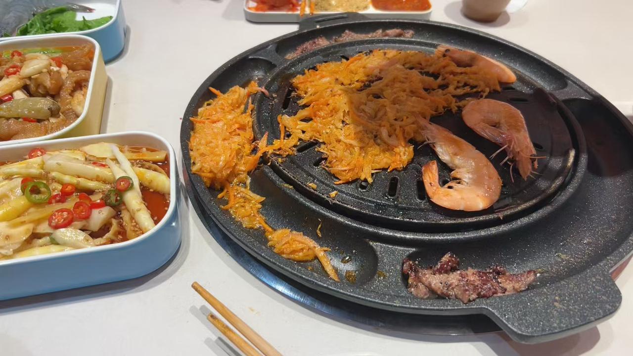 韩式烤肉与海鲜的完美结合，美味诱惑！🍢🍤🍣