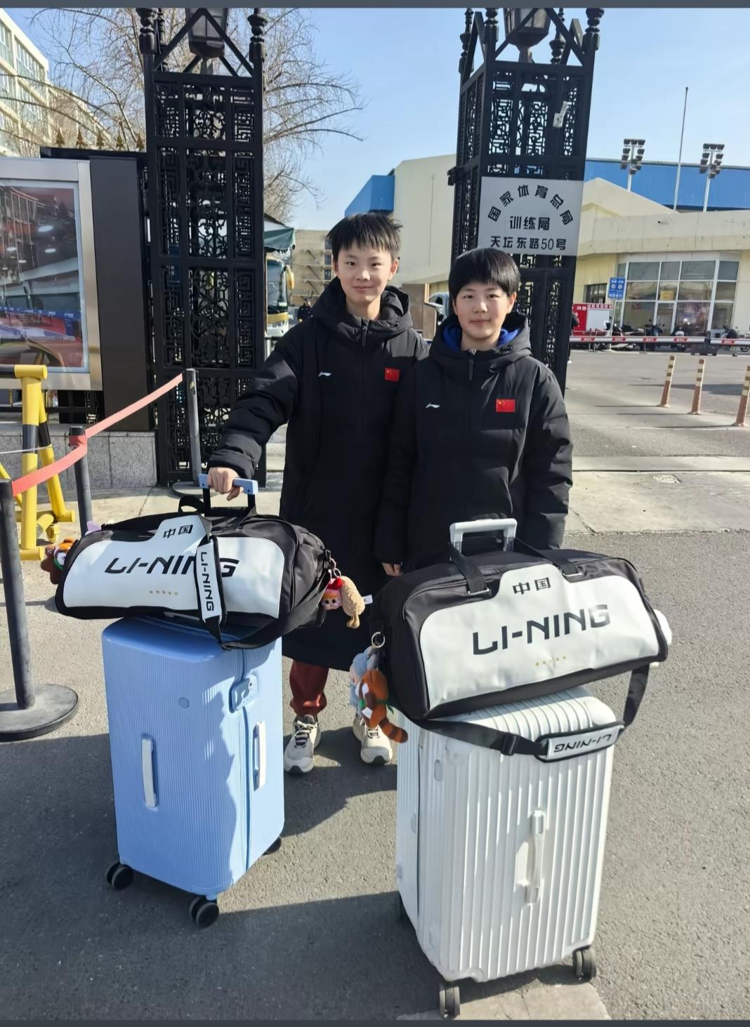 这两个女孩站在体育总局门口，提着李宁的行囊，面带微笑，羡煞众人！资料显示，两个女