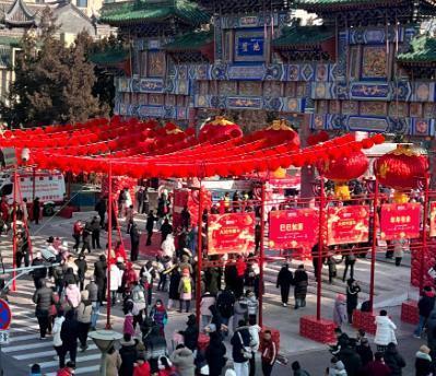 你有没有发现现在逛庙会，人挤人挤半天，大家都是举着手机拍拍照、凑凑热闹，真掏钱买