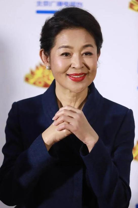 90年代，倪萍家包括保姆一共5个人，但她每天做4只海参，保姆没份，倪萍姥姥说：“