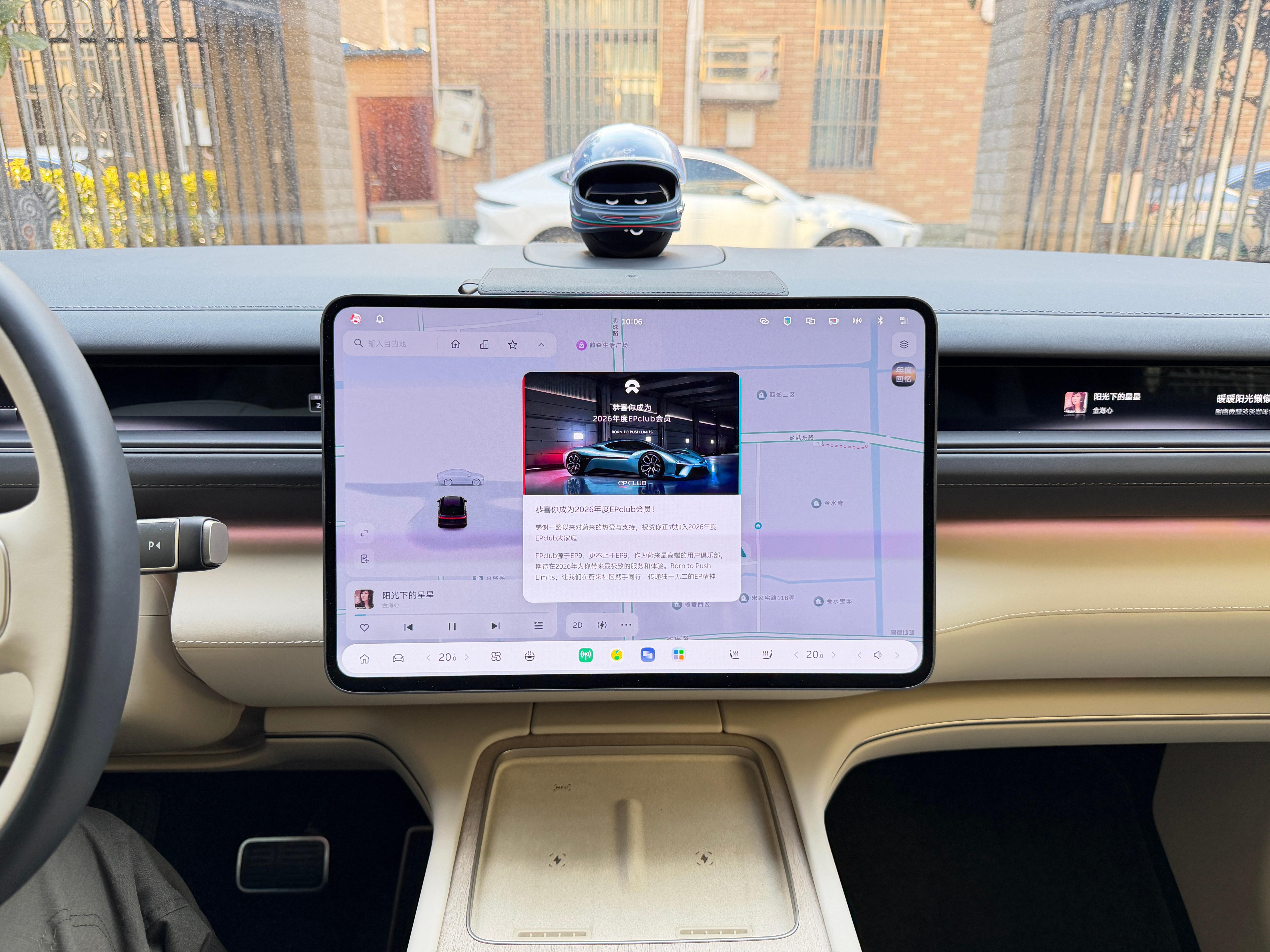 情绪价值这块，你蔚还是可以。26年ep上车就有推送，新一年还收到了车标～