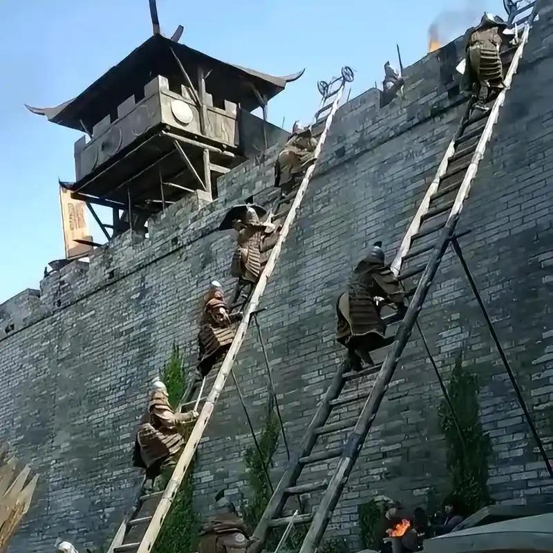 古代士兵攻城时，为什么明知第一个爬上城墙必死，还抢着当先登？翻看古装影视剧或