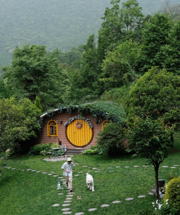这座霍比特小屋藏在青城山脚下被郁郁葱葱的青城山 森林所环绕🌳🌳像是从《指