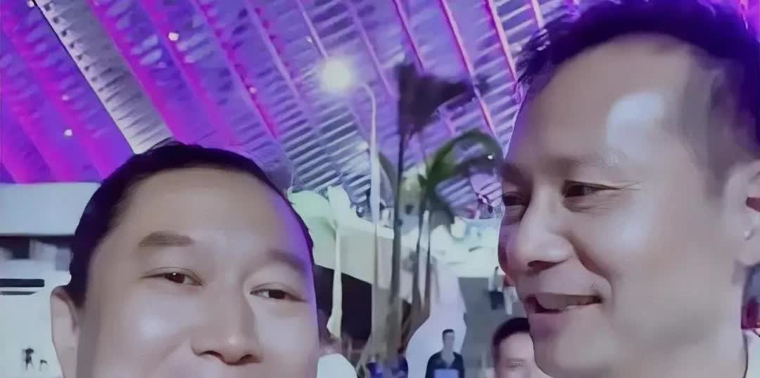 王翰仪跟才宝在一起吃饭聊起了助力老师演唱会的事情，才宝问王，怎么这么多次先生为何