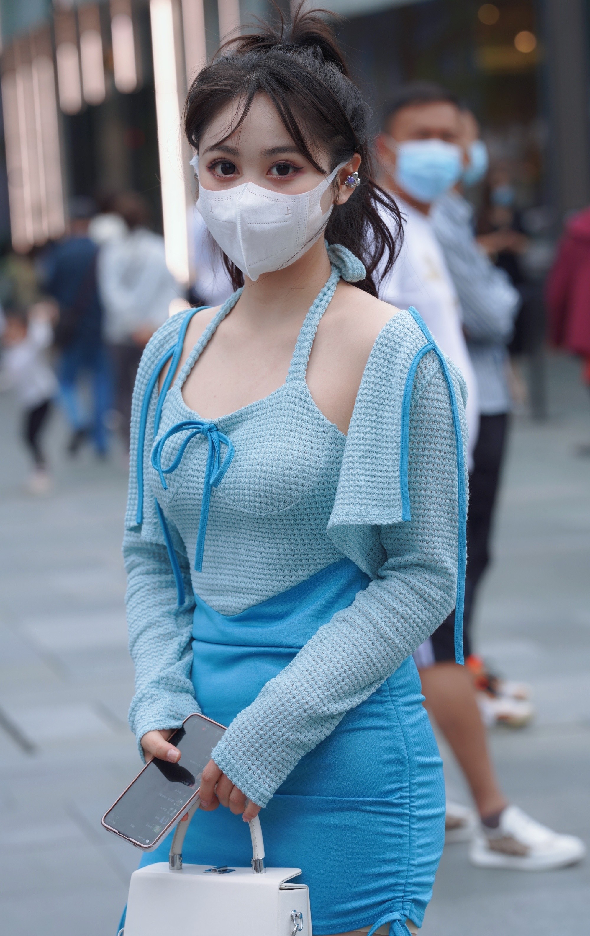 笑一笑：今天和一女同事去宾馆开房，完事她去洗澡，这时她手机响了，我想都没多想直接