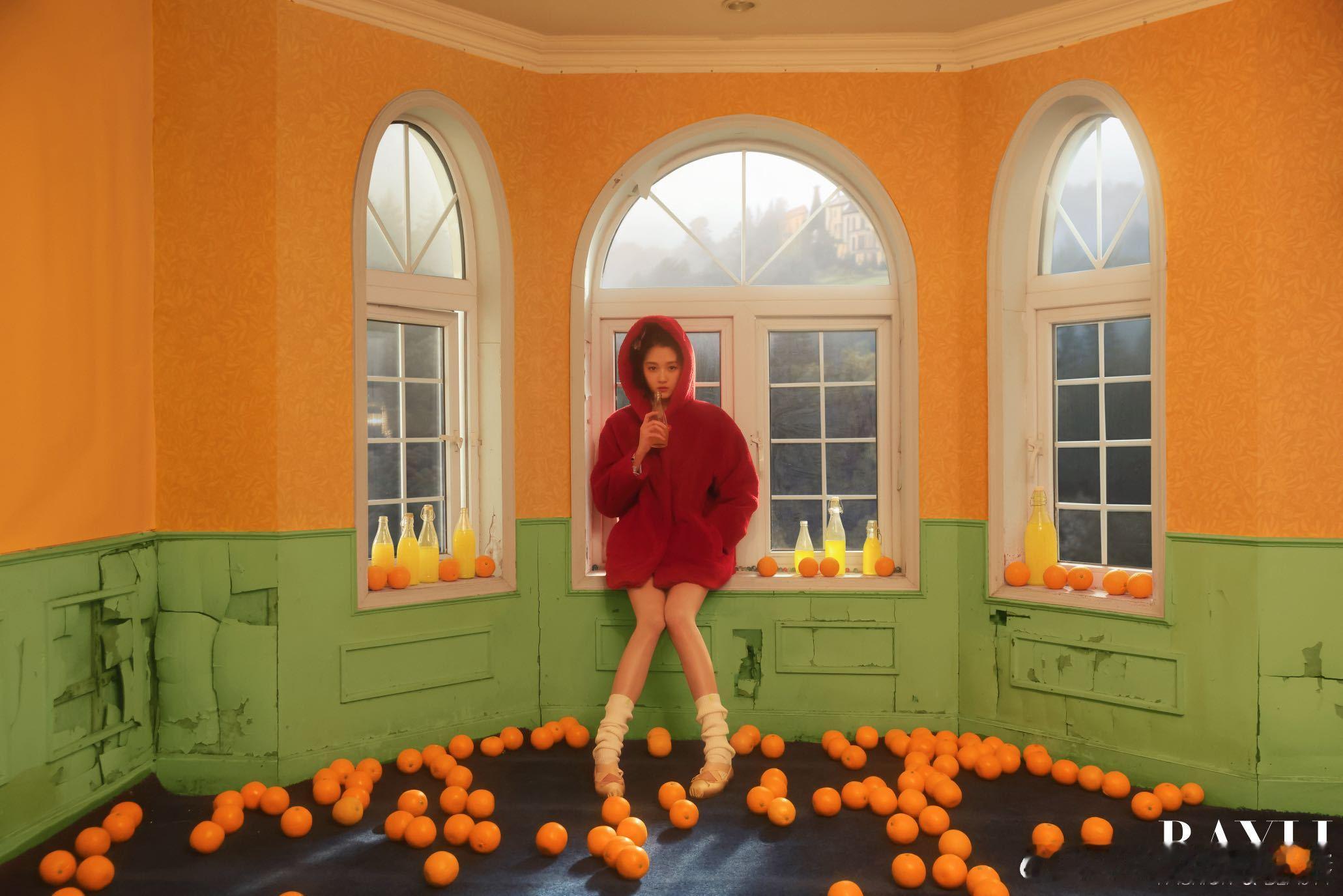 关晓彤瑞丽开年刊封面关晓彤开年刊瑞丽开年刊见证关晓彤的时尚进阶。镜头