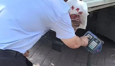 一姑娘在路边摆摊卖西瓜，有个大爷买完瓜又折回来，姑娘心里咯噔一下：莫不是瓜不甜来
