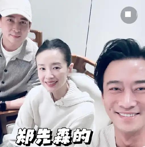 董洁保剑锋周末聚餐，吃火锅喝茅台还打牌，董洁微醺喝得脸通红！！！！！！