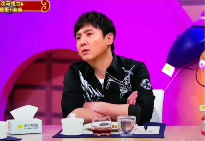 侯佩岑：“问一下沈腾，刘德华和黄晓明哪一位才是你心目中的男神？”沈腾：“我觉