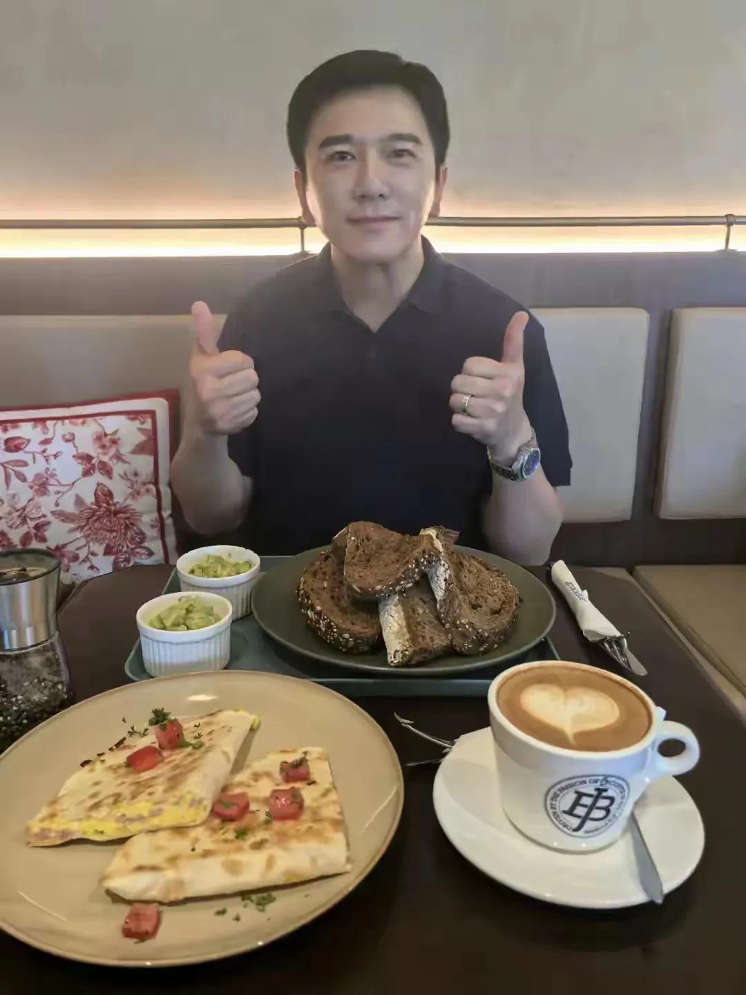 不老的温兆伦，这是吃了防腐剂了么？原香港无线演员温兆伦才是真吃了防腐剂的。不然他